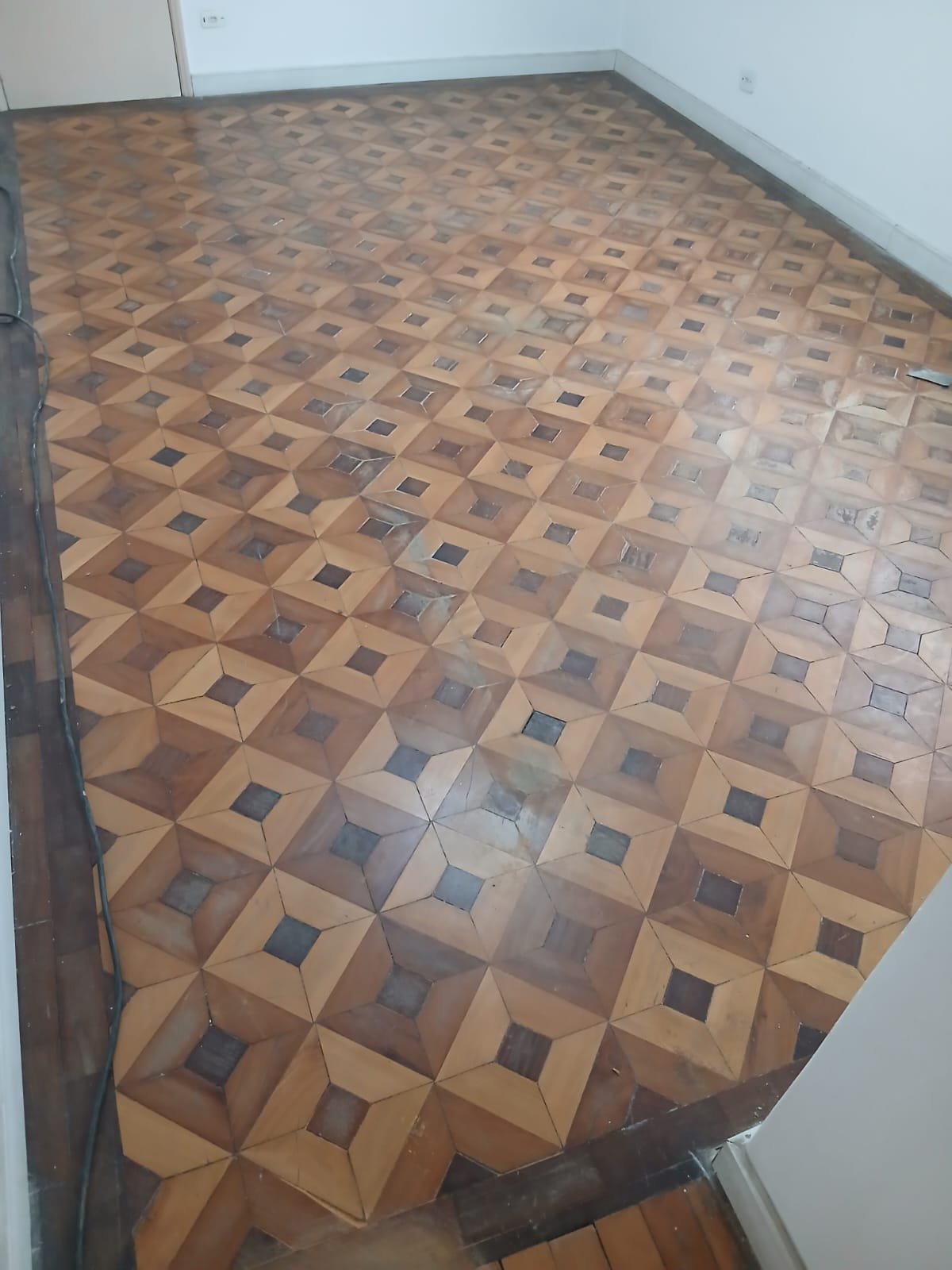 Antes: Restauração de Piso de Madeira